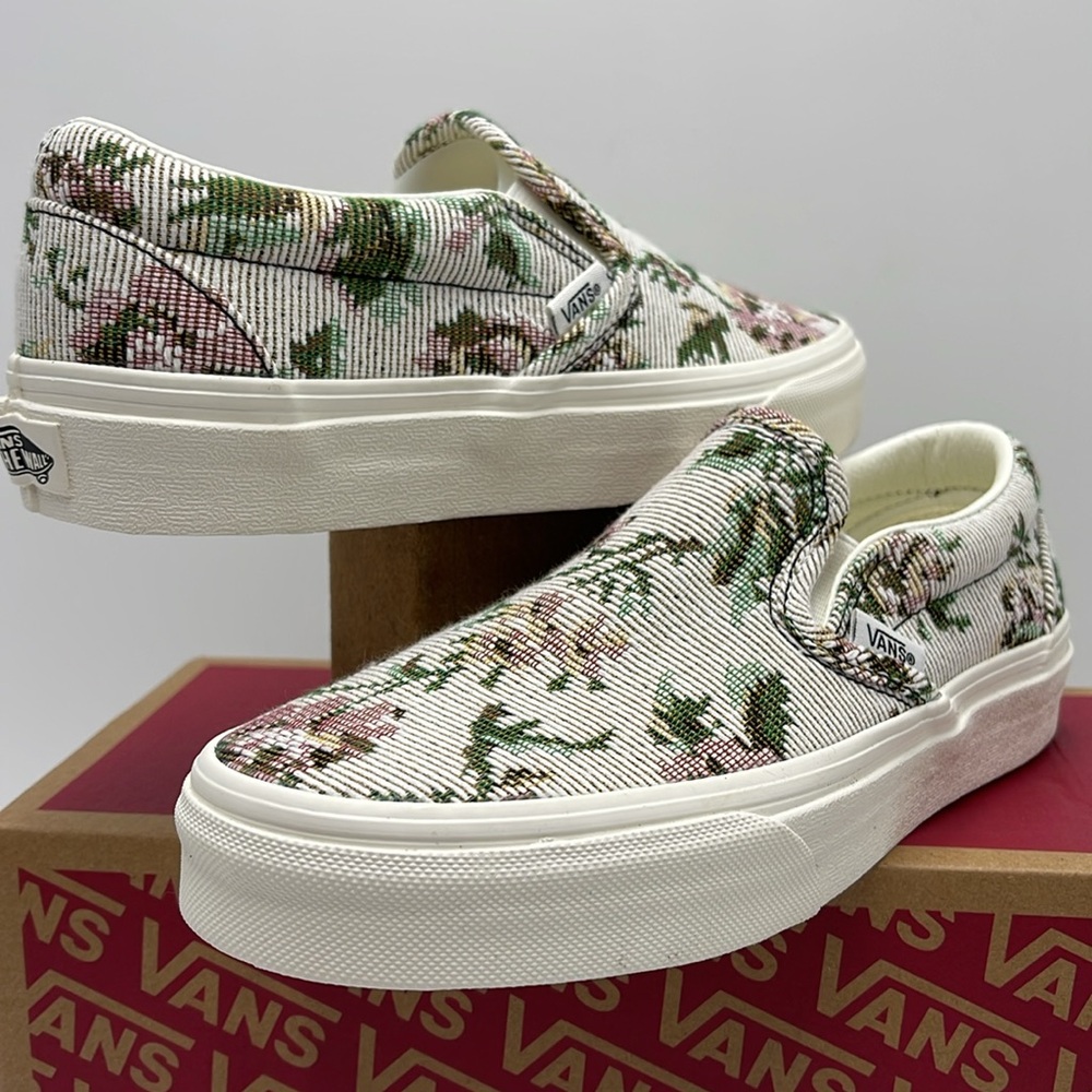 Vans Men’s Classic Slip-On Tapestry Floral Marshmall
VN000BVZCCZ
Sneakers - Picture 9 of 16
